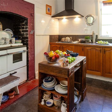S Kitchen .